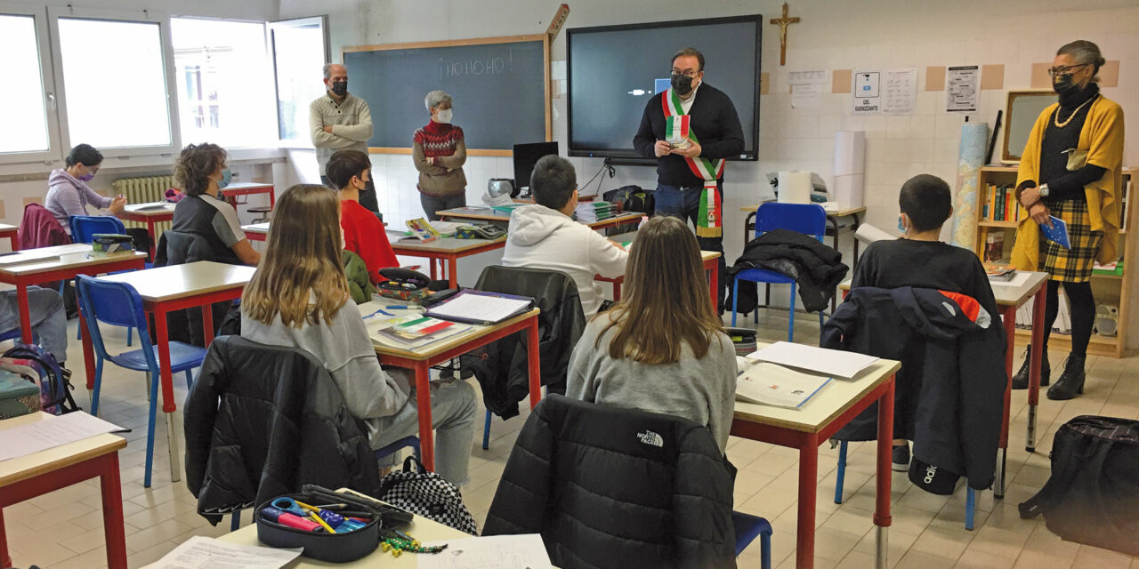 Il comune di Sona al primo giorno di scuola regala ai ragazzi una copia della Costituzione per augurare un buon ritentro. 