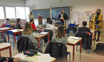 Il comune di Sona al primo giorno di scuola regala ai ragazzi una copia della Costituzione per augurare un buon ritentro. 