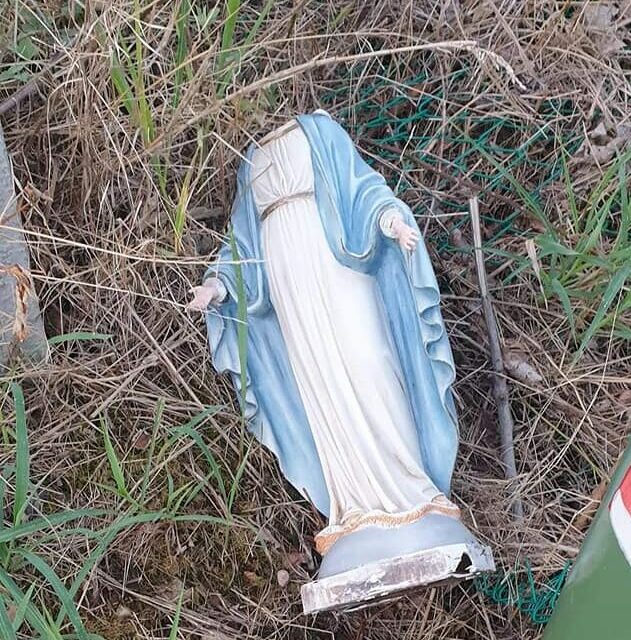 Valeggio. Il sindaco condanna l’ultimo atto vandalico: distrutto capitello della Madonna