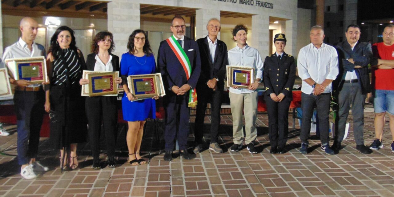 PIAZZA VILLAFRANCHETTA HA OSPITATO LA CERIMONIA DI CONSEGNA DELLE BORSE DI STUDIO