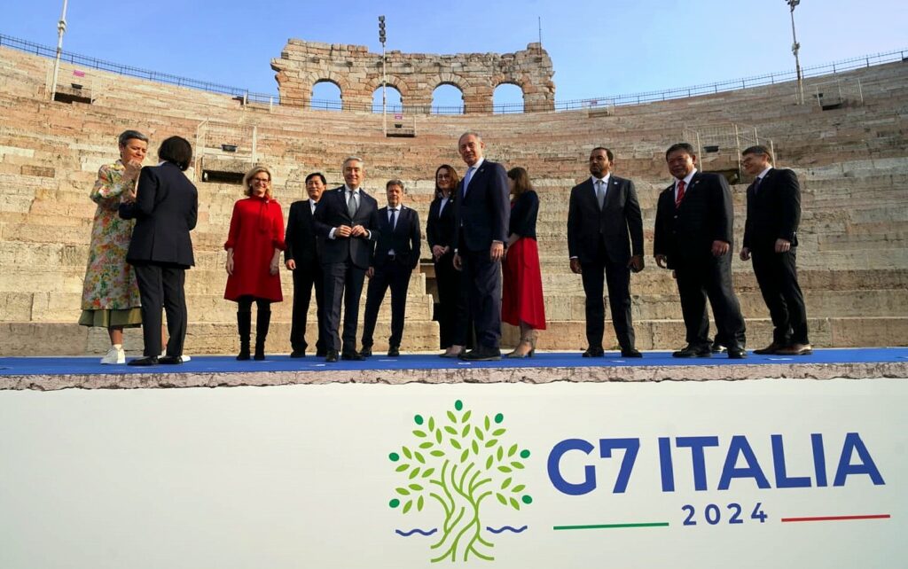 L'ormai iconica immagine dei Sette in Arena prima dell'inizio dei lavori del G7