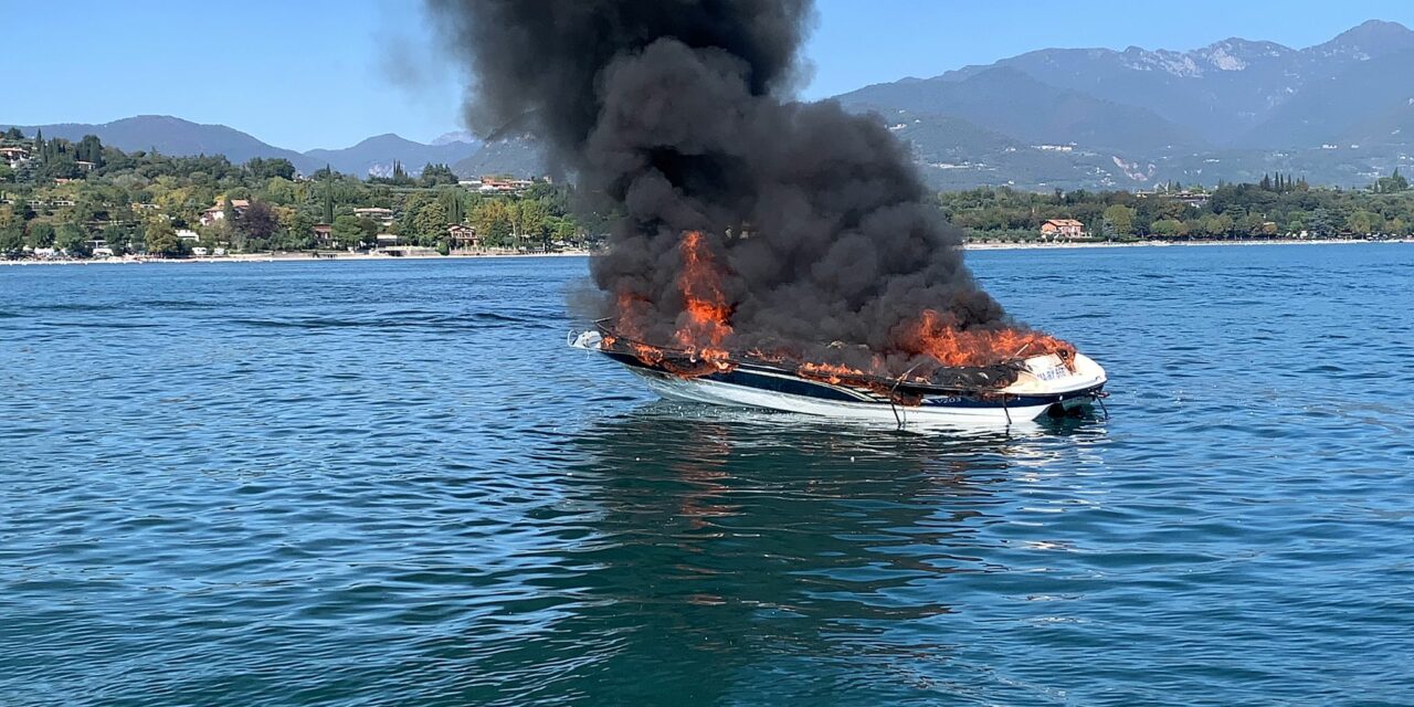 Guardia Costiera, incendio su un motoscafo al Golfo della Romantica