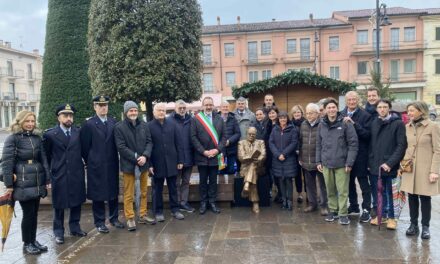 Inaugurata oggi la statua a Cesare Marchi in piazza Papa Giovanni XXIII a conclusione delle celebrazioni per il centenario della nascita. Il sindaco: è stato uno dei villafranchesi più illustri