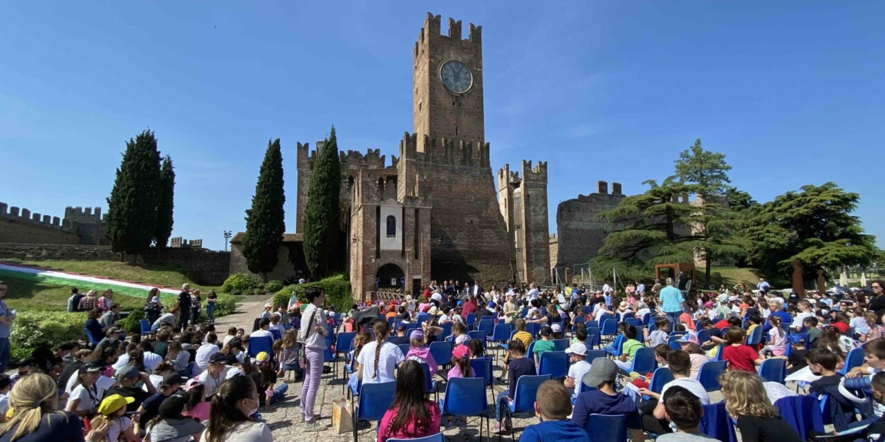 Si è svolta ieri mattina a Villafranca in piazza Castello, la cerimonia di premiazione annuale dedicata alle scuole:“Segni, Parole, Immagini per la Legalità”. 