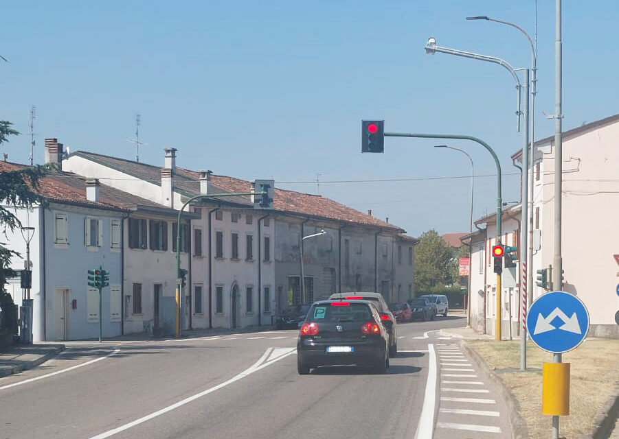 Duecento multe al mese al semaforo di Bagnolo. Trentini: «Ci interessa la salute di tutti, non fare cassa»