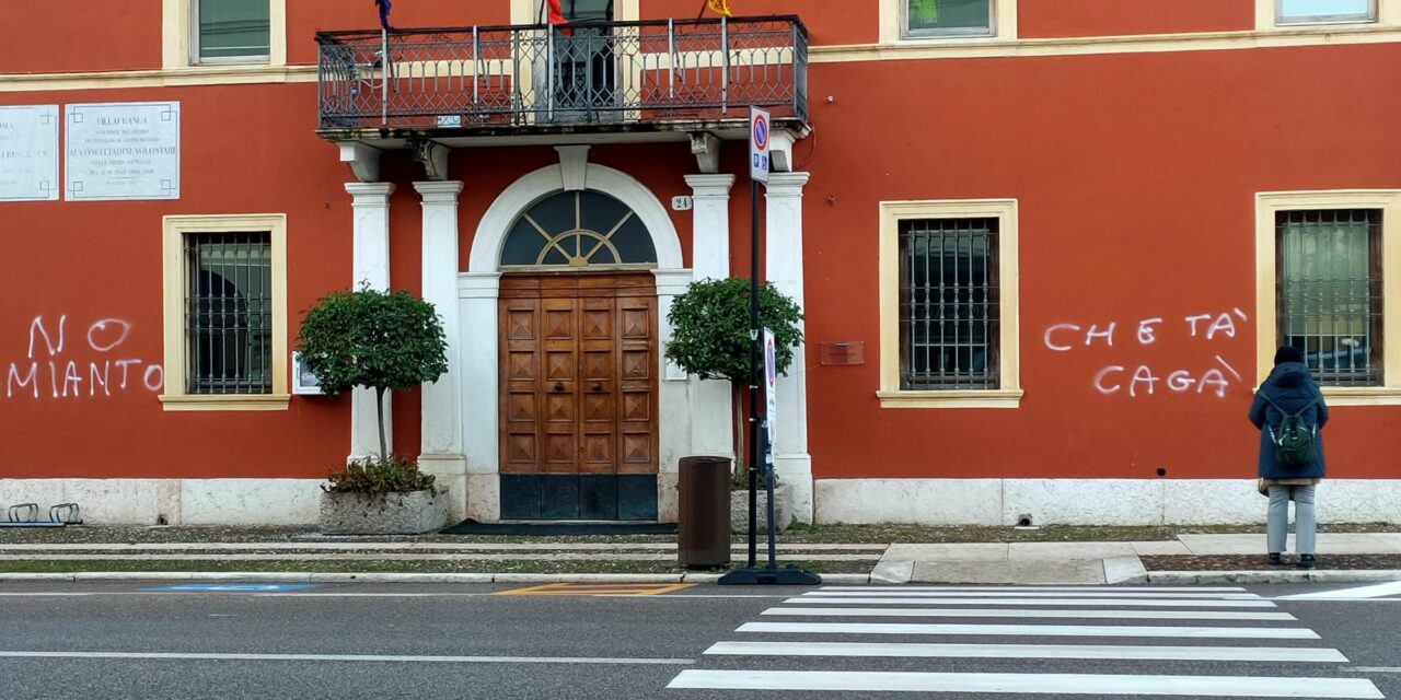 E’ stato imbrattato il Comune di Villafranca