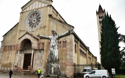 L’Abbraccio di Alessandro Mutto: la scultura in acciaio arriva a San Zeno