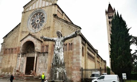 L’Abbraccio di Alessandro Mutto: la scultura in acciaio arriva a San Zeno