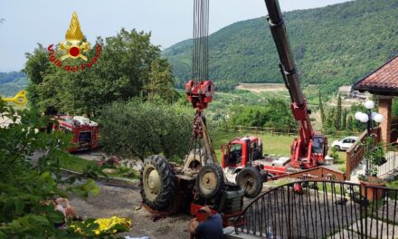 Si ribalta col trattore, muore il figlio 26enne del direttore della Cantina Valpolicella Negrar