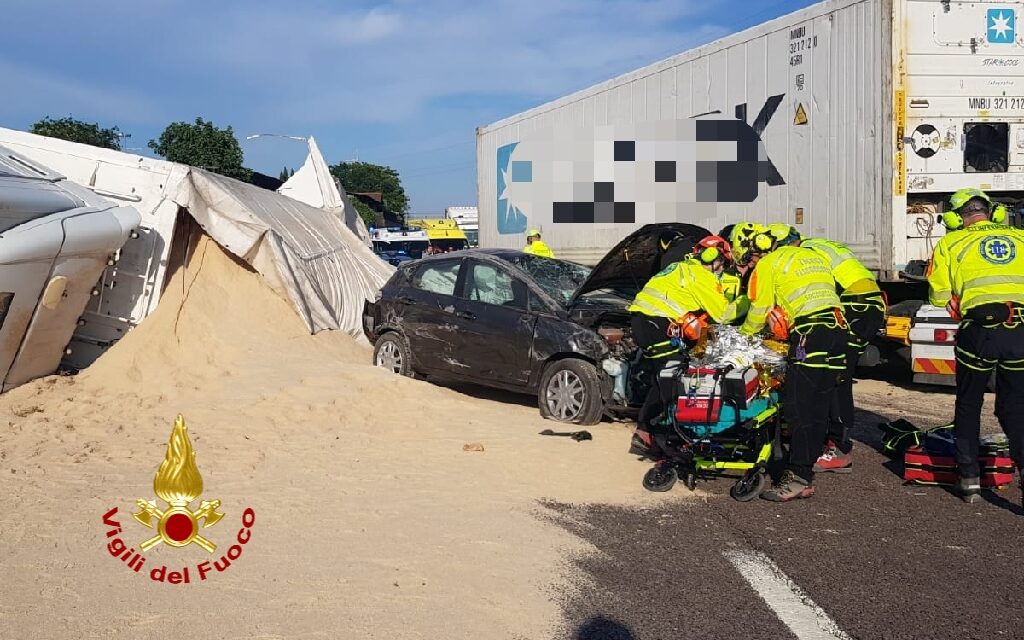 Peschiera del Garda: A4 incidente tra due mezzi pesanti, coinvolta anche un autovettura, disagi alla circolazione