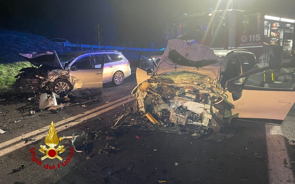 Villafranca: Incidente tra due vetture, 2 persone estratte dalle lamiere dai pompieri.