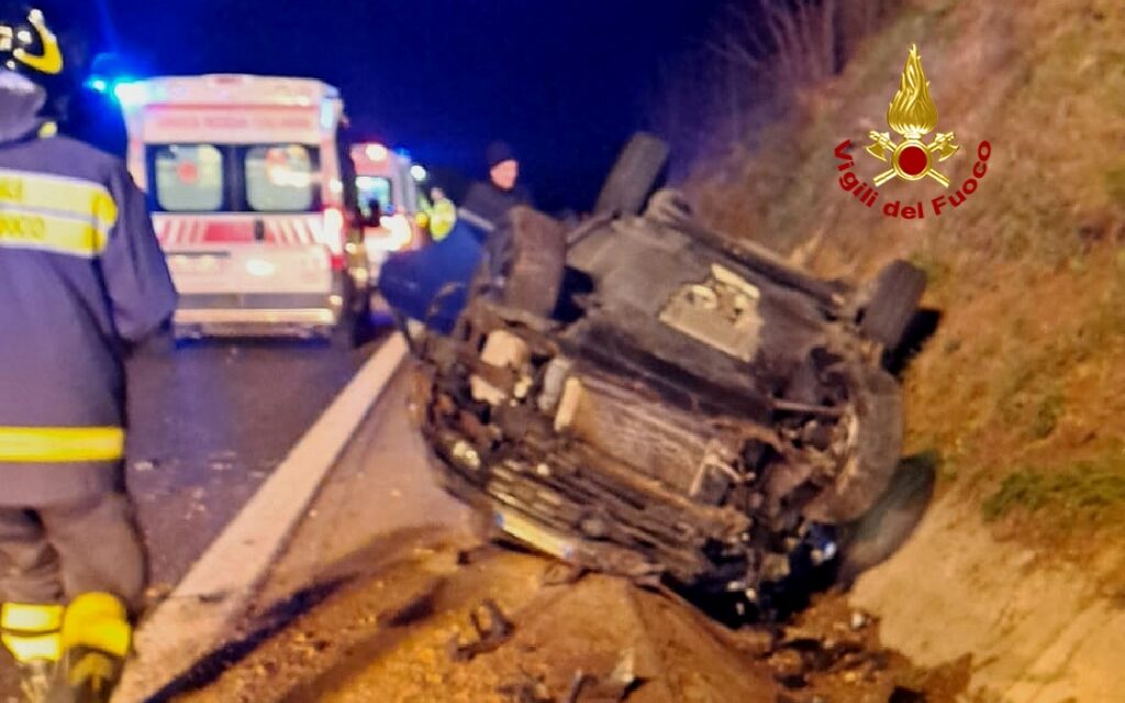 I vigili del fuoco intervengono per un incidente sulla superstrada Peschiera-Affi.