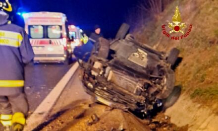 I vigili del fuoco intervengono per un incidente sulla superstrada Peschiera-Affi.