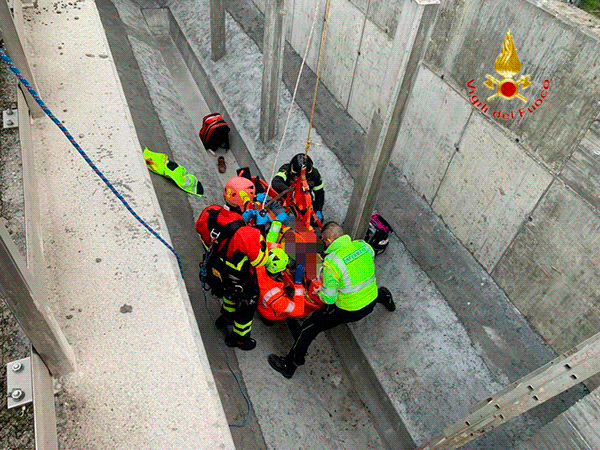 Povegliano. I pompieri recuperano operaio caduto da 4 metri nel bacino in costruzione del depuratore