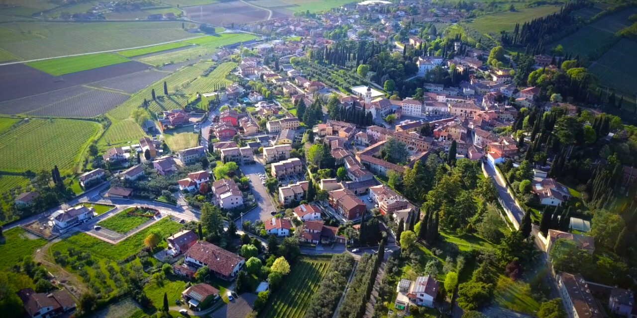 Sona. Involontaria lezione di educazione civica da parte di una signora che si mette a pulire il marciapiede