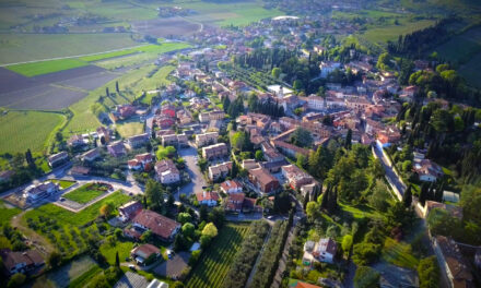 Sona. Involontaria lezione di educazione civica da parte di una signora che si mette a pulire il marciapiede