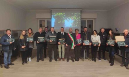 Castelnuovo. Consegnate le targhe di riconoscimento alle botteghe e attività storiche 