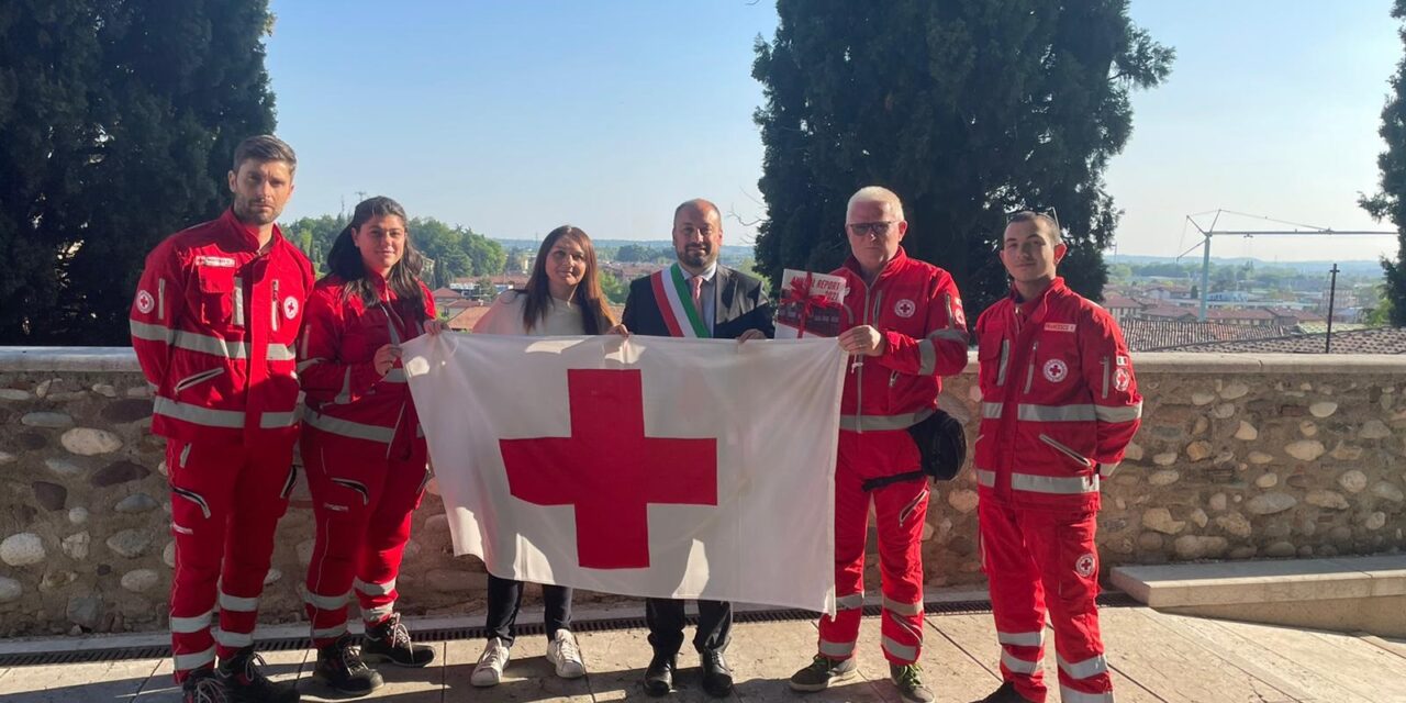 Castelnuovo del Garda: dal 2 all’8 maggio la bandiera di Croce Rossa esposta sul municipio