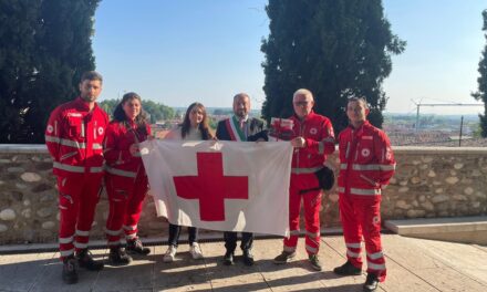 Castelnuovo del Garda: dal 2 all’8 maggio la bandiera di Croce Rossa esposta sul municipio