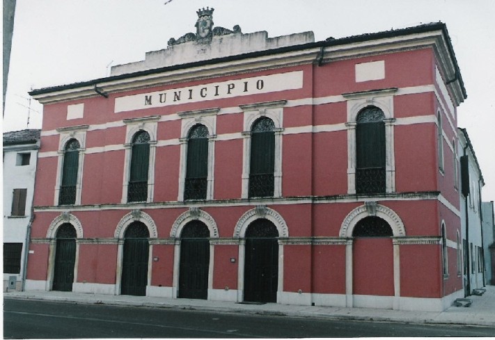 Erbè. Il consiglio comunale del futuro c’è già. I ragazzi hanno già preso posto in Municipio.