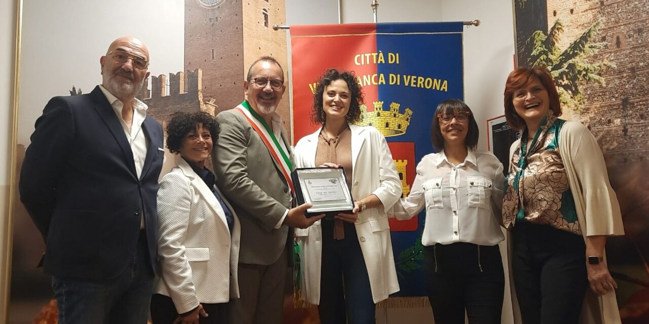 Notte Bianca 2023 di Villafranca. Consegnata la targa di premiazione per la miglior vetrina a tema Disney