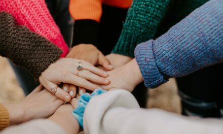 Sona celebra l’8 marzo mettendosi in ascolto. L’aperitivo analcolico con le ragazze di terza media