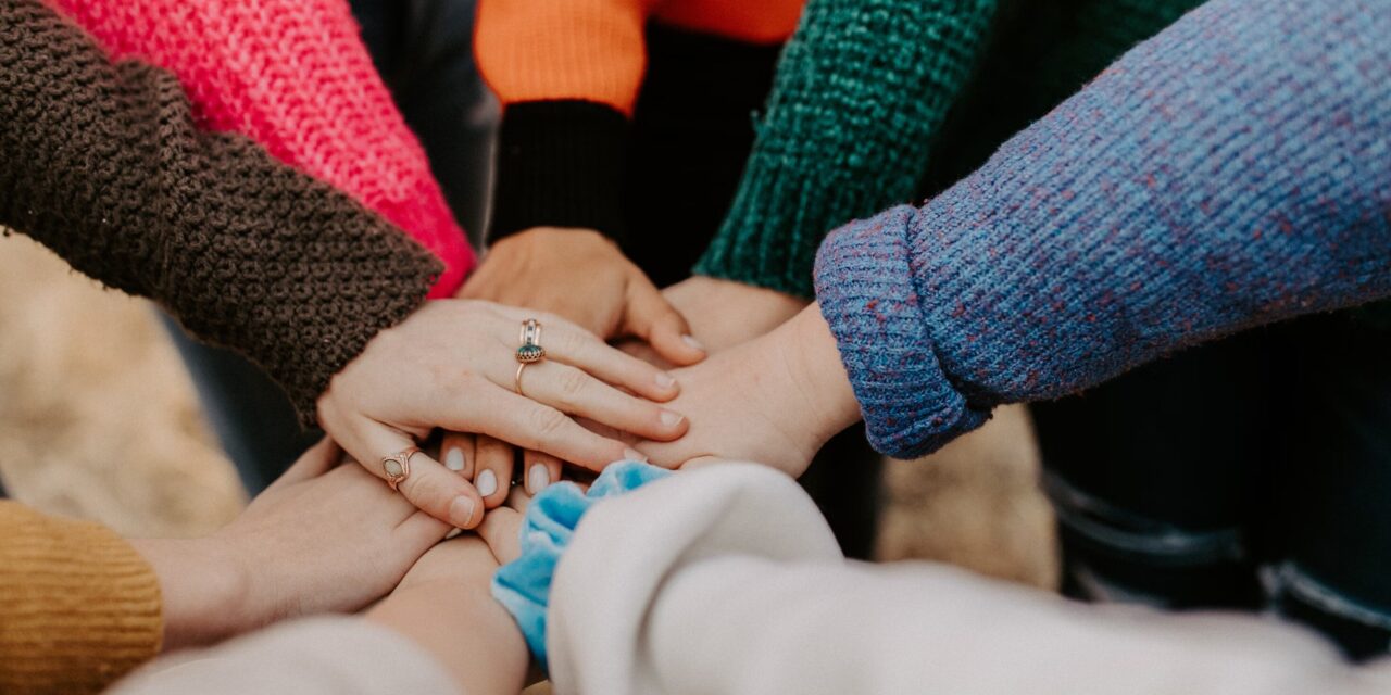 Sona celebra l’8 marzo mettendosi in ascolto. L’aperitivo analcolico con le ragazze di terza media