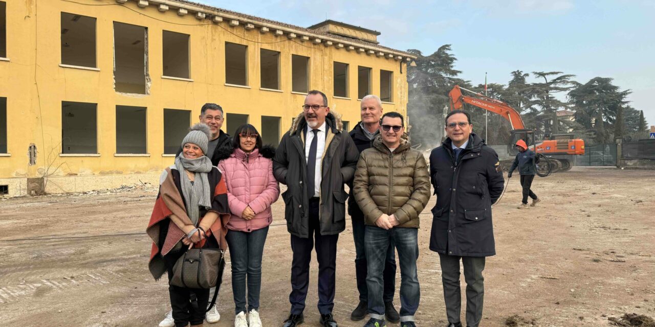 La realizzazione della nuova piazza di Dossobuono è partita con la demolizione delle vecchie scuole