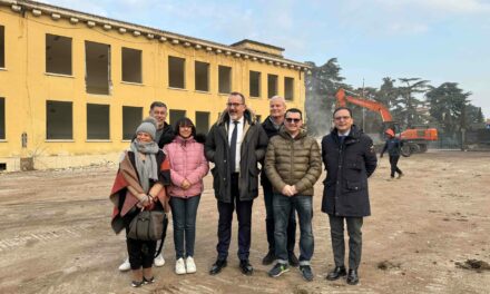 La realizzazione della nuova piazza di Dossobuono è partita con la demolizione delle vecchie scuole