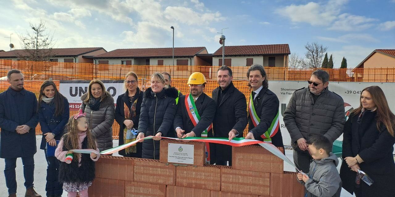 Posa della prima pietra della nuova scuola primaria di Sandrà